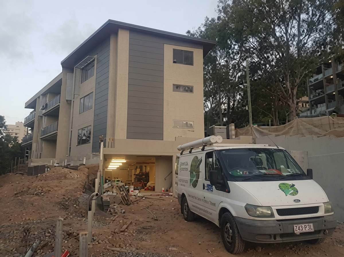 Modern three-storey render in two-tone finish